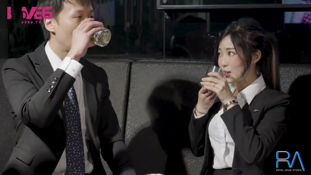 Chuốc say nữ đối tác xinh đẹp rồi địt cả đêm trong khách sạn