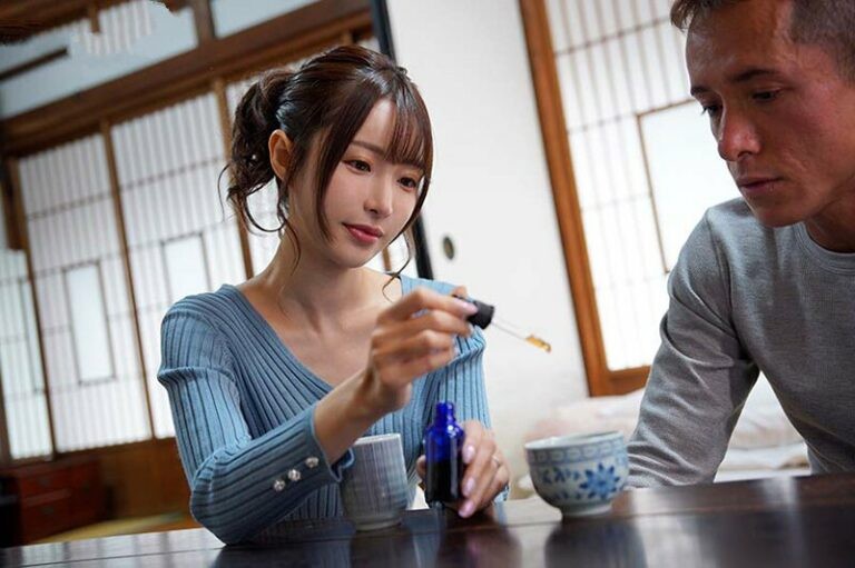 Cô vợ xinh địt nhau với cậu bạn thân bày mưu bỏ thuốc kích dục để hâm nóng với chồng